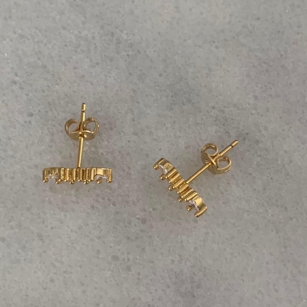 18K Gold Crystal Arch Huggie Earrings Brand New

Brand New - Picture 3 of 3
